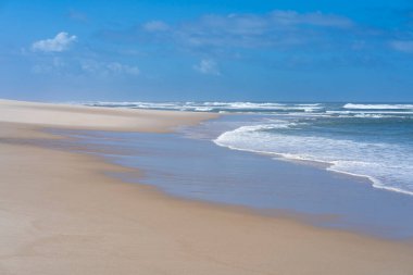 Mavi gökyüzü ve beyaz bulutlar Soyut doku arka plan ile güzel tropikal plaj. Yaz tatil ve tatil iş seyahat konsepti kopya alanı. 