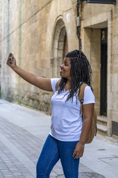 stock image Tourist woman on holiday taking a selfie with his phone in the famous town of Ciudad Rodrigo in Salamanca.