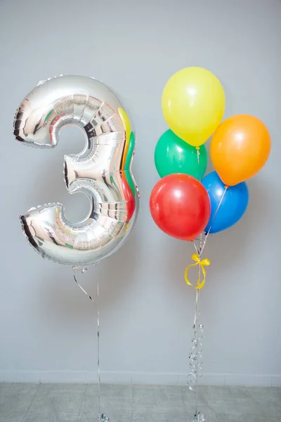 Ένα Μάτσο Πολύχρωμα Μπαλόνια Και Ένα Ασημένιο Νούμερο Στο Φόντο — Φωτογραφία Αρχείου