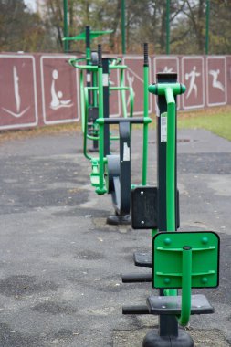 Yağmurdan sonra açık hava egzersiz ekipmanları