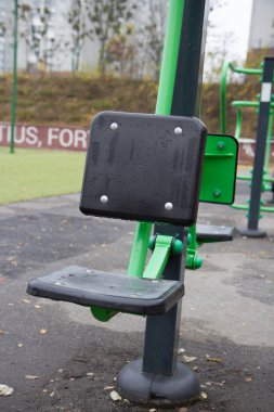 Yağmurdan sonra açık hava egzersiz ekipmanları