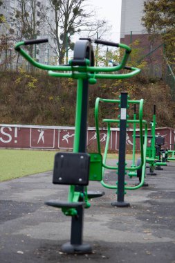 Yağmurdan sonra açık hava egzersiz ekipmanları