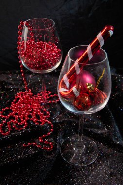 Kırmızı Noel süslemeli iki bardak.