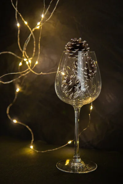 Διακόσμηση Της Πρωτοχρονιάς Και Κώνους Ένα Ποτήρι Γιρλάντες Της Πρωτοχρονιάς — Φωτογραφία Αρχείου