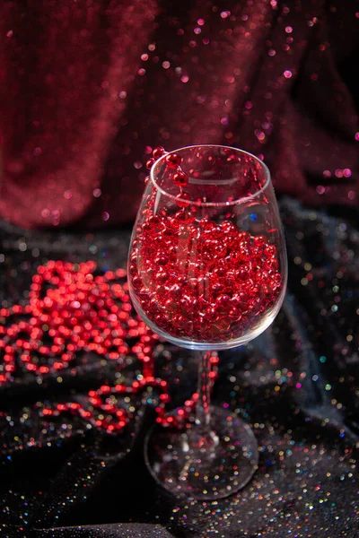 Красный Новогодний Декор Стакане Красное Вино Стакане — стоковое фото