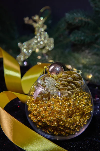 Χριστουγεννιάτικο Δέντρο Και Δώρο Και Χρυσή Διακόσμηση — Φωτογραφία Αρχείου