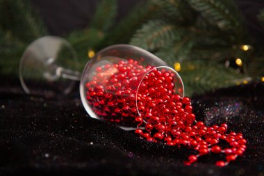 Bardakta yeni yıl oyuncakları, Noel ağacının yanında kırmızı yeni yıl süslemeleri.