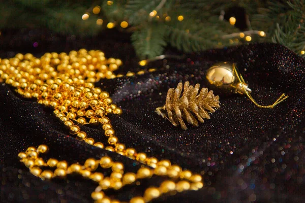 Золотые Рождественские Украшения Столе — стоковое фото