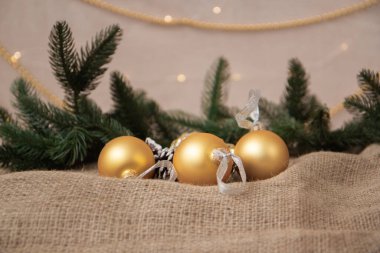 Kahverengi arka planda Noel ağacı süslemeleri