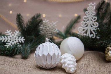 Ahşap bir arka planda noel süsü