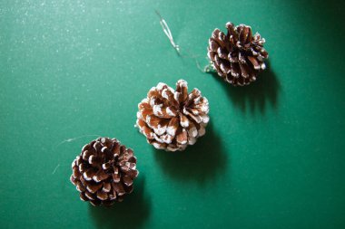 yeşil bir arka plan üzerinde koni