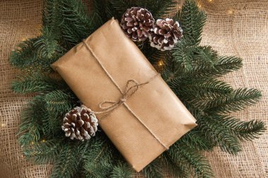 Yılbaşı hediyesi olarak Kraft kağıdında, ağacın yanında.