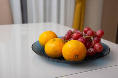 Meyve tabağı masanın üzerine