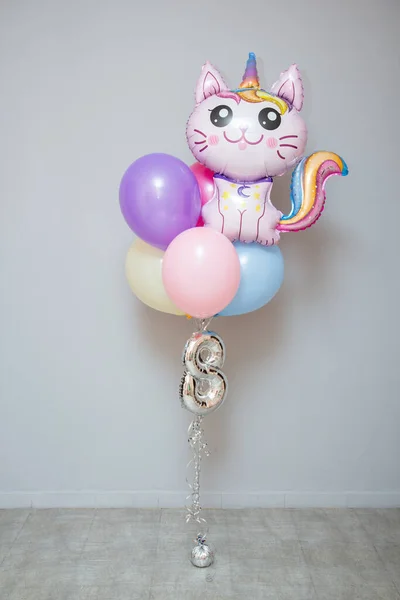 Jogo Balões Com Gato Rosa Fundo Parede Cinza — Fotografia de Stock
