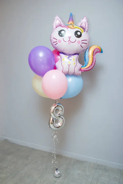 Set Ballonnen Met Een Roze Kat Een Grijze Muurachtergrond — Stockfoto