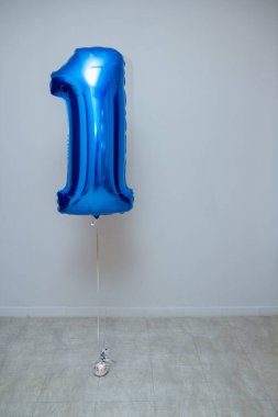 Duvardaki bir numaralı mavi balon folyosu.