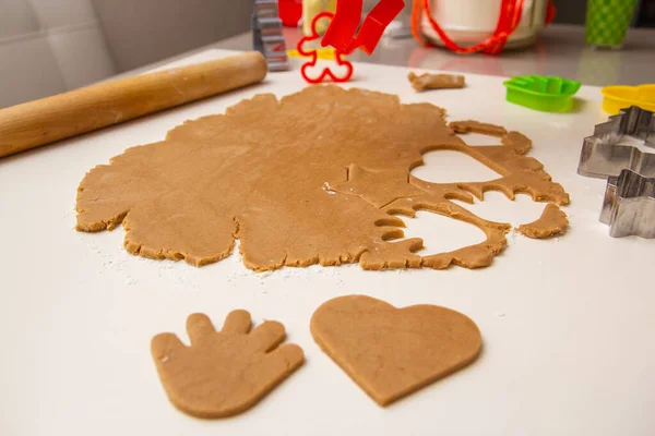 Child Cuts Out Christmas Gingerbread Dough — Stock Photo, Image
