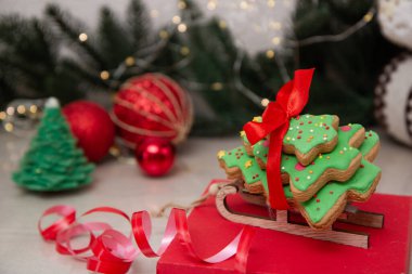 Tahta bir kızağın üzerinde zencefilli Noel ağaçları