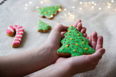 Çocukların ellerinde zencefilli Noel ağacı