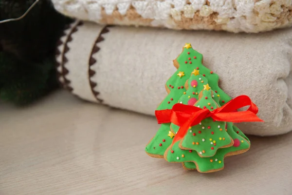 Τρία Μπισκότα Μελόψωμο Σχήμα Χριστουγεννιάτικου Δέντρου Στο Φόντο Των Πλακών — Φωτογραφία Αρχείου