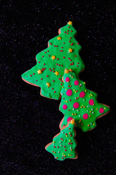 Lebkuchen Weihnachtsbäume Auf Schwarzem Glänzenden Hintergrund — Stockfoto
