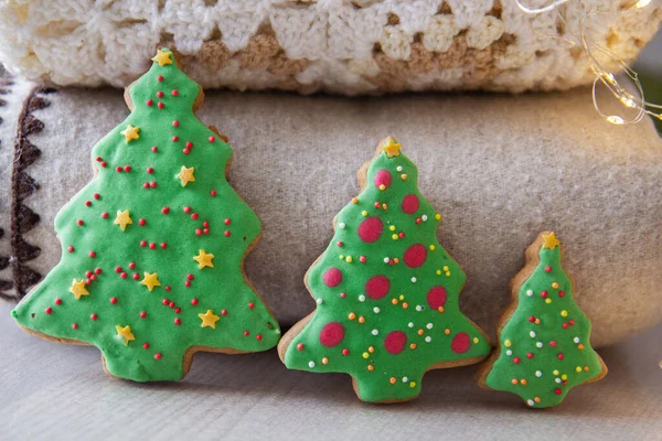 Τρία Μπισκότα Μελόψωμο Σχήμα Χριστουγεννιάτικου Δέντρου Στο Φόντο Των Πλακών — Φωτογραφία Αρχείου