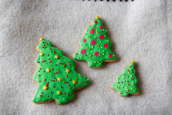 Three Gingerbread Cookies Shape Christmas Tree Background Plaids — Stock Photo, Image
