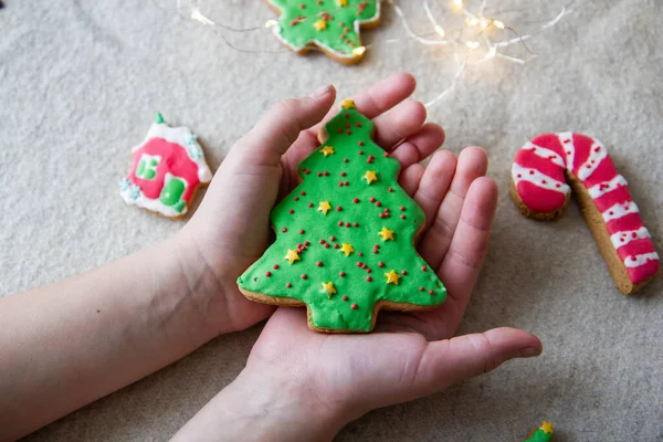 Lebkuchen Weihnachtsbaum Kinderhänden — Stockfoto