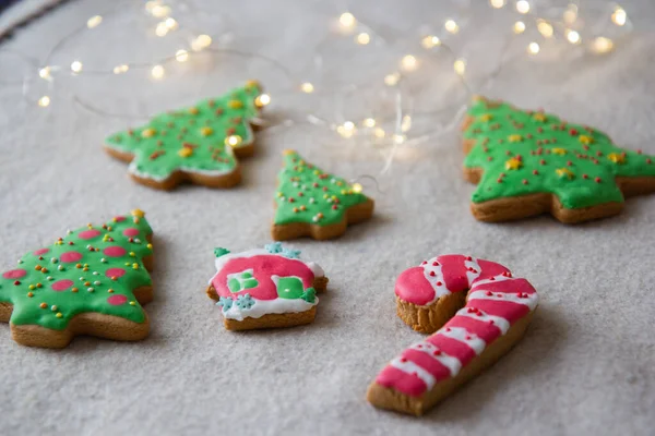 Három Mézeskalács Cookie Formájában Egy Karácsonyfa Háttérben Fonalak — Stock Fotó