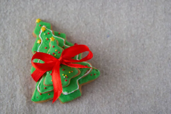 一套红缎缎带的圣诞姜饼 — 图库照片