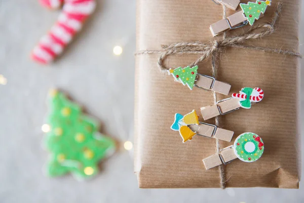 クラフト紙とジンジャーブレッドクッキーのクリスマスプレゼント — ストック写真