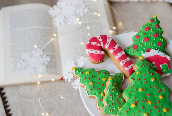 Christmas Gingerbread Tree Background Book Garland — Stock Photo, Image