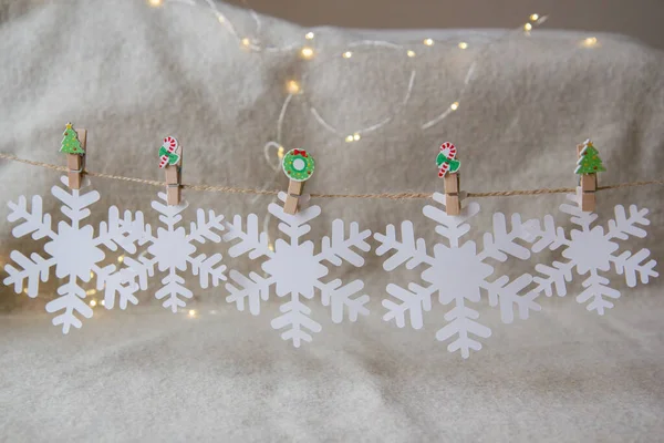 Weihnachtsgirlanden Aus Schneeflocken Auf Hölzernen Wäscheklammern — Stockfoto