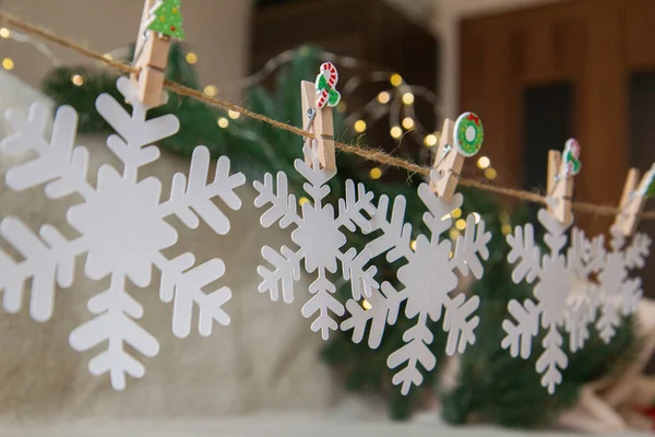 Рождественская Гирлянда Снежинок Деревянных Прищепках — стоковое фото
