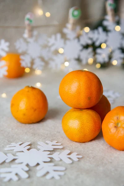 Mandarinen Und Papierschneeflocken Auf Einem Hölzernen Hintergrund — Stockfoto