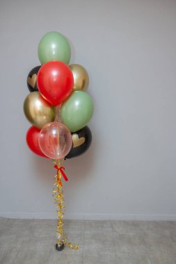 Altın ve kırmızı doğum günü balonları.