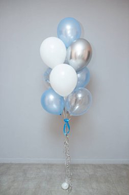 Beyaz ve mavi balonlar, doğum günü için mavi helyum balonları. Balondaki yazı: 