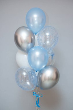 Beyaz ve mavi balonlar, doğum günü için mavi helyum balonları. Balondaki yazı: 
