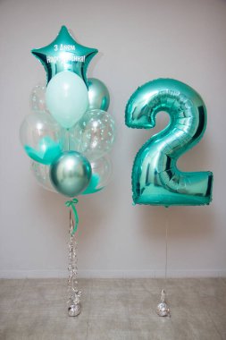 Bir grup nane rengi balon, balondaki yazı 