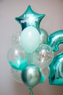 Bir sürü nane renginde balon, balondaki yazı 