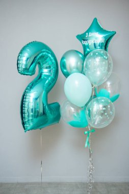 Bir grup nane rengi balon, balondaki yazı 