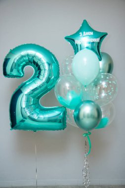 Bir grup nane rengi balon, balondaki yazı 