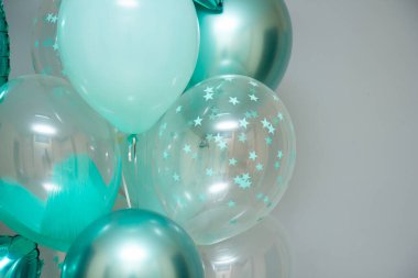 Bir sürü nane renginde balon, balondaki yazı 