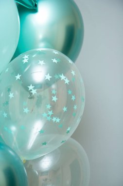 Bir sürü nane renginde balon, balondaki yazı 