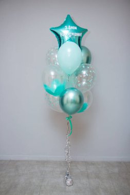 Bir sürü nane renginde balon, balondaki yazı 
