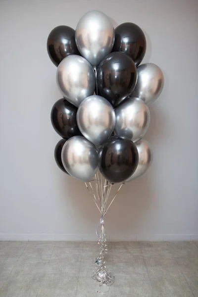 black and silver balloons in the room, birthday decorations for a man