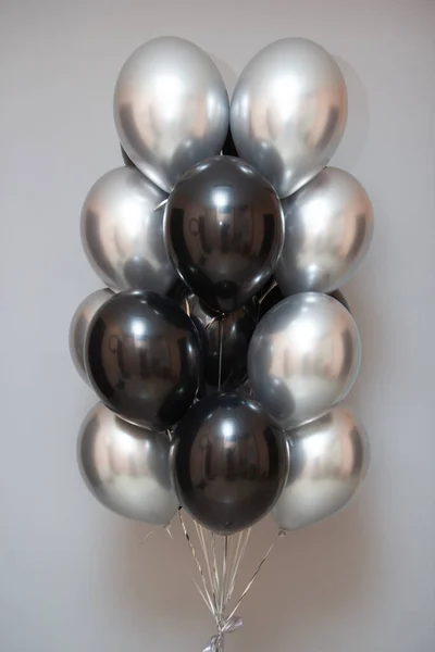 black and silver balloons in the room, birthday decorations for a man