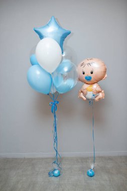 beyaz ve mavi balonlar ve balon çocuk beyaz arka planda