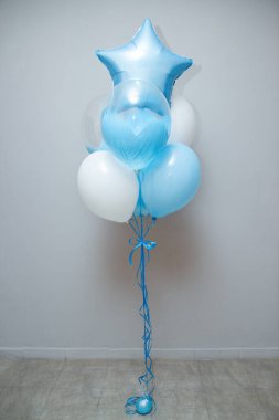 Beyaz bir arka plan üzerinde beyaz ve mavi balonlar