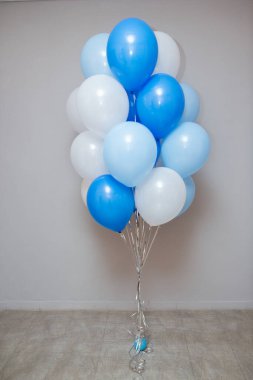 Beyaz arkaplanda mavi ve açık mavi balonlar